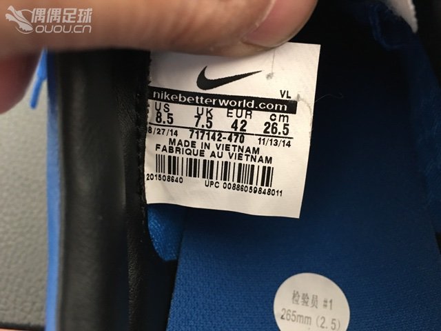 求大神鉴定,传奇5次顶级,有两点疑问,前边鞋头新的就有处开胶,另外后边的字左脚是偏的,右脚没有问题。