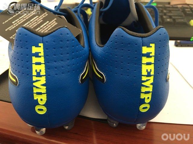 求大神鉴定,传奇5次顶级,有两点疑问,前边鞋头新的就有处开胶,另外后边的字左脚是偏的,右脚没有问题。