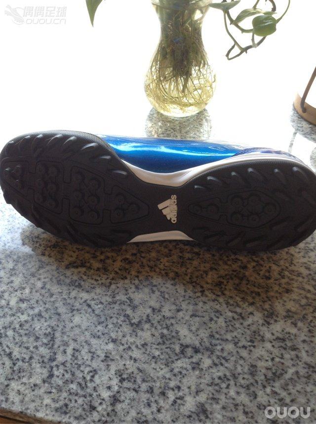 新收一双F30TF老款,一直很喜欢以前的猎鹰和F50系列,淘宝上收,据称是厂货断码清仓,无标无包装.