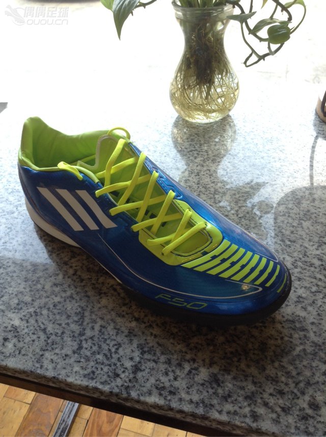 新收一双F30TF老款,一直很喜欢以前的猎鹰和F50系列,淘宝上收,据称是厂货断码清仓,无标无包装.