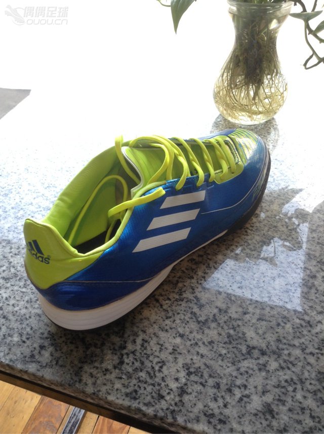 新收一双F30TF老款,一直很喜欢以前的猎鹰和F50系列,淘宝上收,据称是厂货断码清仓,无标无包装.