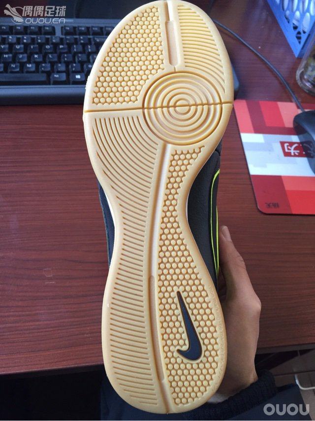 新品耐克传奇ic电光火石室内足球鞋。