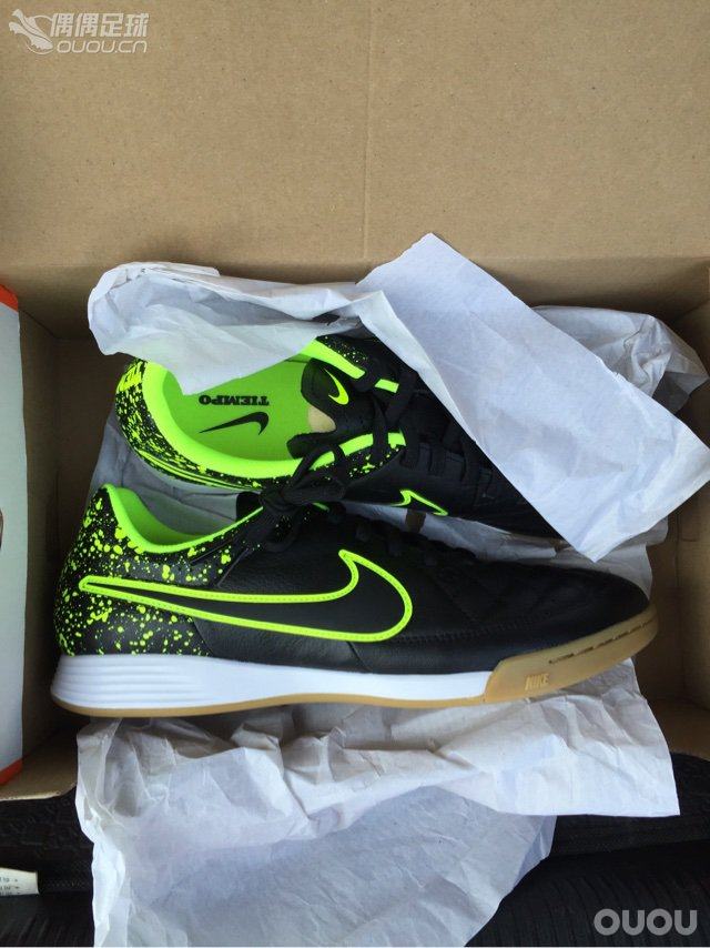 新品耐克传奇ic电光火石室内足球鞋。