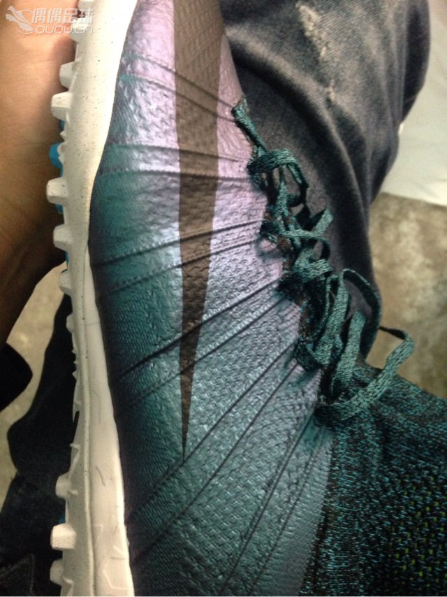 火速围观,求鉴定mercurialx proximo tf 电光火石,我是一名刺客,最后一张鞋底有褶皱,这瑕疵可以接受吗?