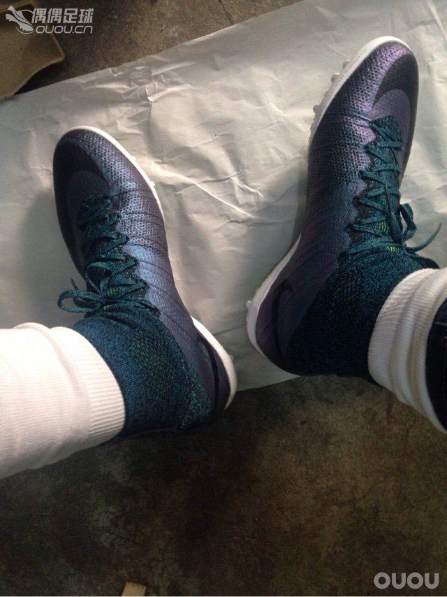 火速围观,求鉴定mercurialx proximo tf 电光火石,我是一名刺客,最后一张鞋底有褶皱,这瑕疵可以接受吗?