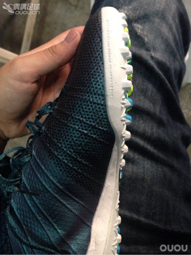 火速围观,求鉴定mercurialx proximo tf 电光火石,我是一名刺客,最后一张鞋底有褶皱,这瑕疵可以接受吗?