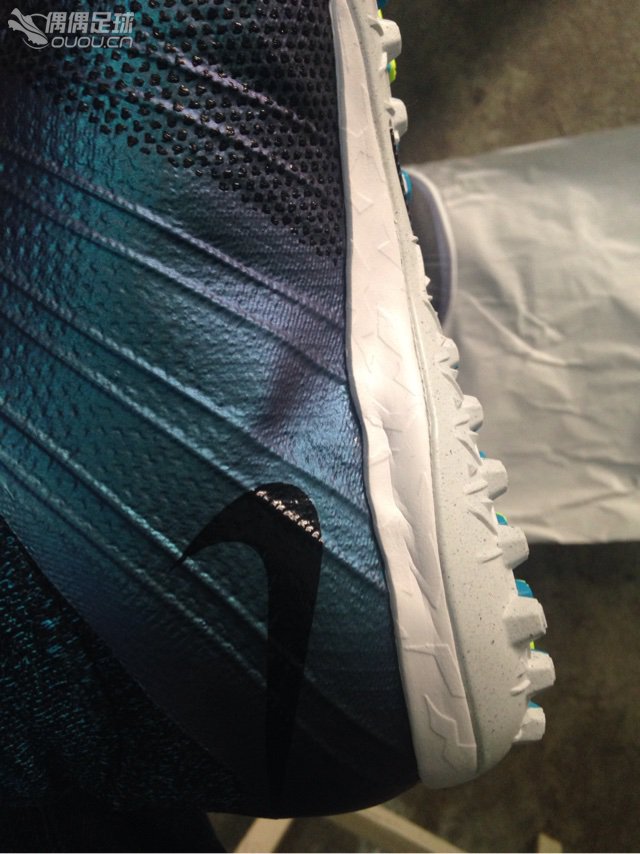 火速围观,求鉴定mercurialx proximo tf 电光火石,我是一名刺客,最后一张鞋底有褶皱,这瑕疵可以接受吗?