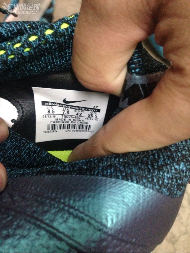 火速围观,求鉴定mercurialx proximo tf 电光火石,我是一名刺客,最后一张鞋底有褶皱,这瑕疵可以接受吗?