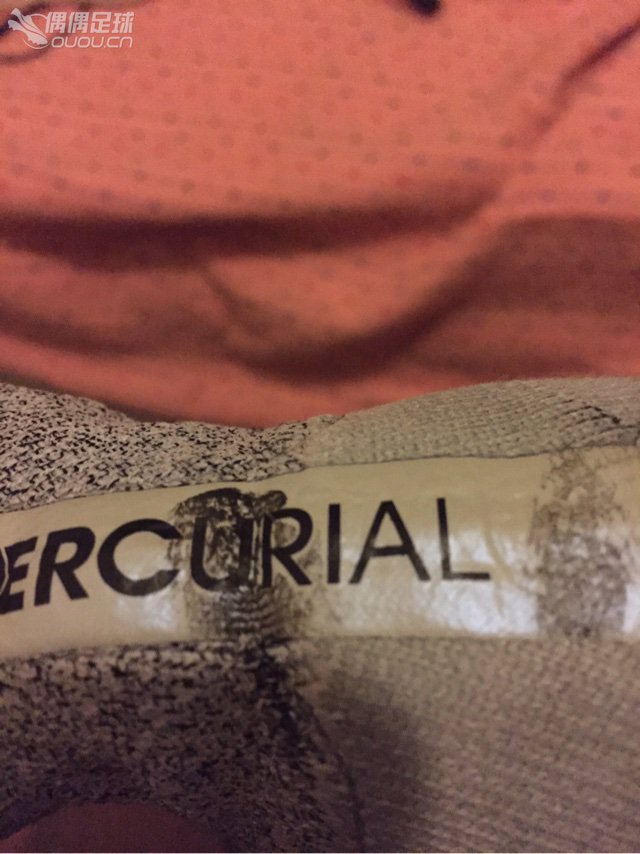 我不是处女座,但是这确实看着很烦,前几天踢8人被人从背后铲倒,鞋就这样了