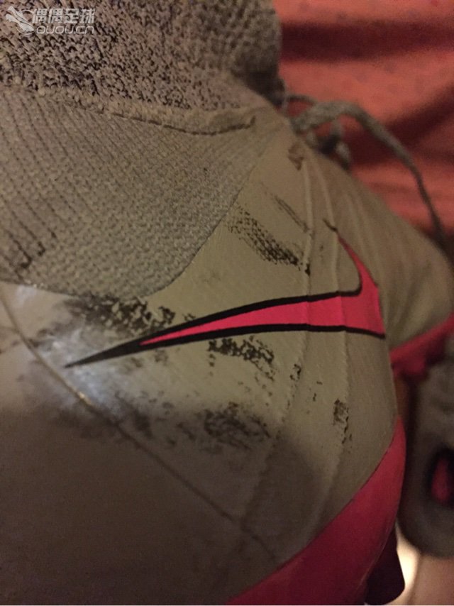 我不是处女座,但是这确实看着很烦,前几天踢8人被人从背后铲倒,鞋就这样了