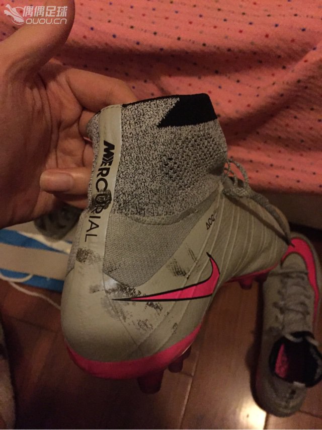 我不是处女座,但是这确实看着很烦,前几天踢8人被人从背后铲倒,鞋就这样了