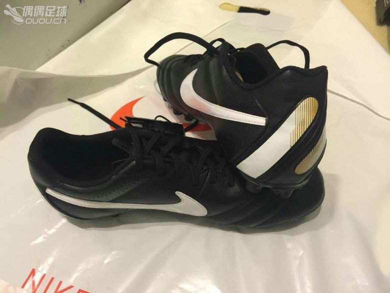 足球鞋AG nike 传奇 刺客 毒蜂。