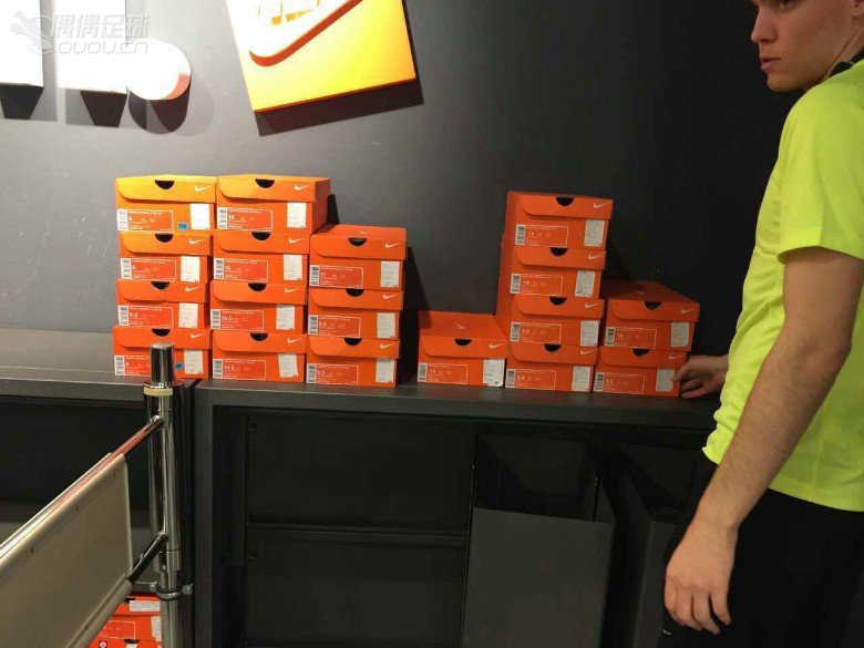 足球鞋AG nike 传奇 刺客 毒蜂。