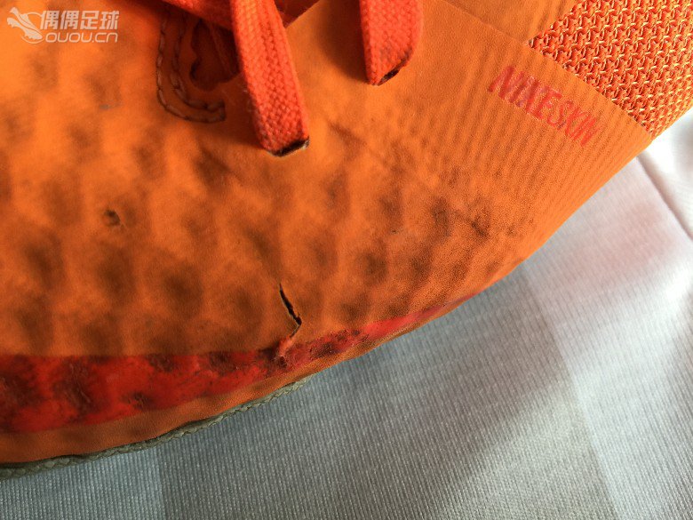 纪念那些年我们穿过的球鞋 NIKE BOMBA FINALE II