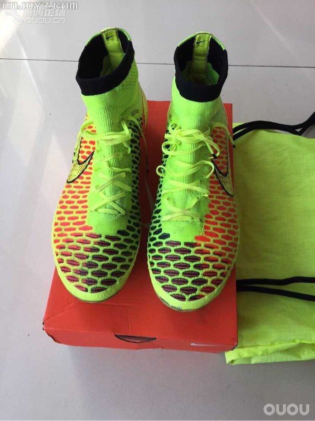 请问超顶级鬼牌ag多钱新鞋?跟莫雷拉2015哪个好呢?