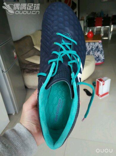 求大神鉴定,NB 2e刚刚到的货。看标签是国产的,鞋头边缘做工实在不敢恭维,溢胶明显!