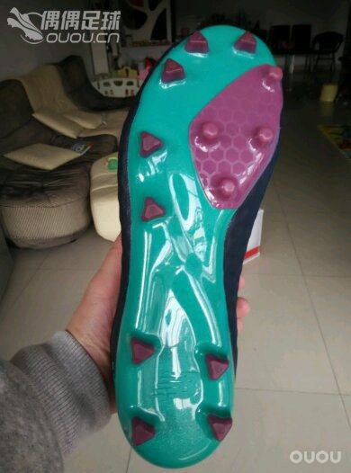 求大神鉴定,NB 2e刚刚到的货。看标签是国产的,鞋头边缘做工实在不敢恭维,溢胶明显!