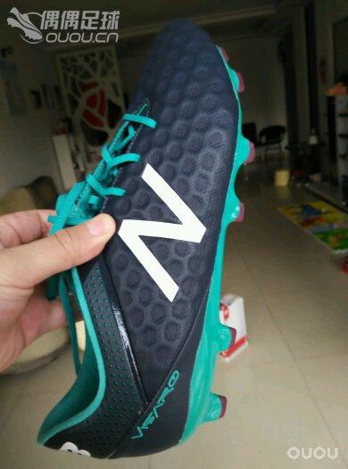 求大神鉴定,NB 2e刚刚到的货。看标签是国产的,鞋头边缘做工实在不敢恭维,溢胶明显!