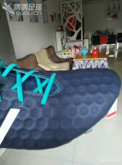 求大神鉴定,NB 2e刚刚到的货。看标签是国产的,鞋头边缘做工实在不敢恭维,溢胶明显!