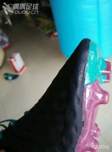 求大神鉴定,NB 2e刚刚到的货。看标签是国产的,鞋头边缘做工实在不敢恭维,溢胶明显!