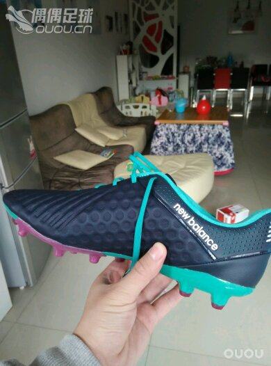 求大神鉴定,NB 2e刚刚到的货。看标签是国产的,鞋头边缘做工实在不敢恭维,溢胶明显!