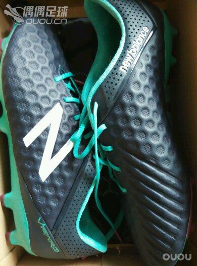 求大神鉴定,NB 2e刚刚到的货。看标签是国产的,鞋头边缘做工实在不敢恭维,溢胶明显!