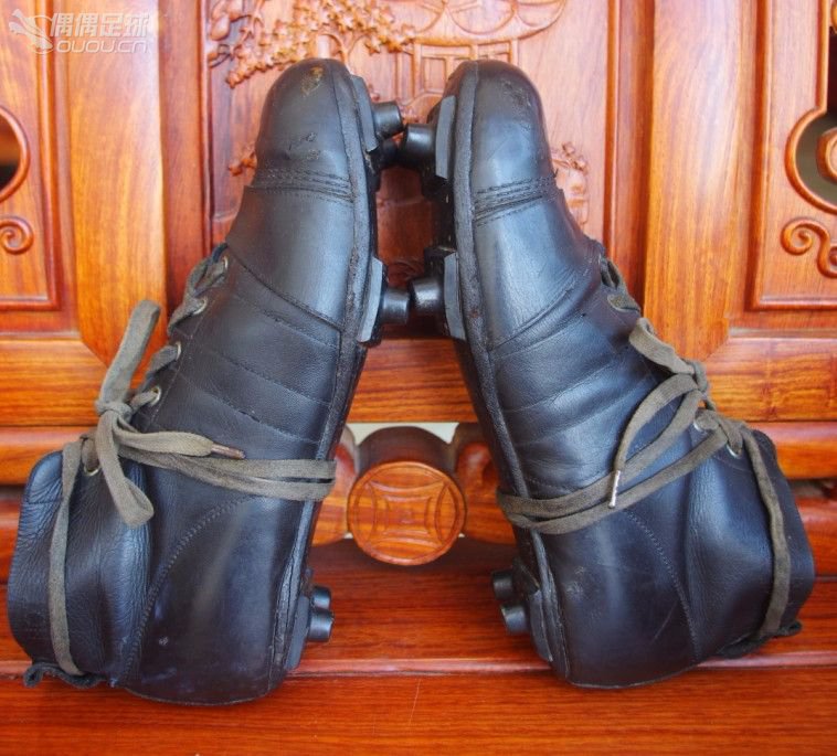 【实拍1930—1950年代6双古董足球鞋】英国、美国、德国、意大利4国顶级古董战靴PK