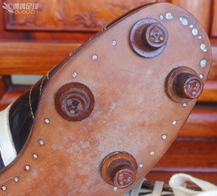 【实拍1930—1950年代6双古董足球鞋】英国、美国、德国、意大利4国顶级古董战靴PK