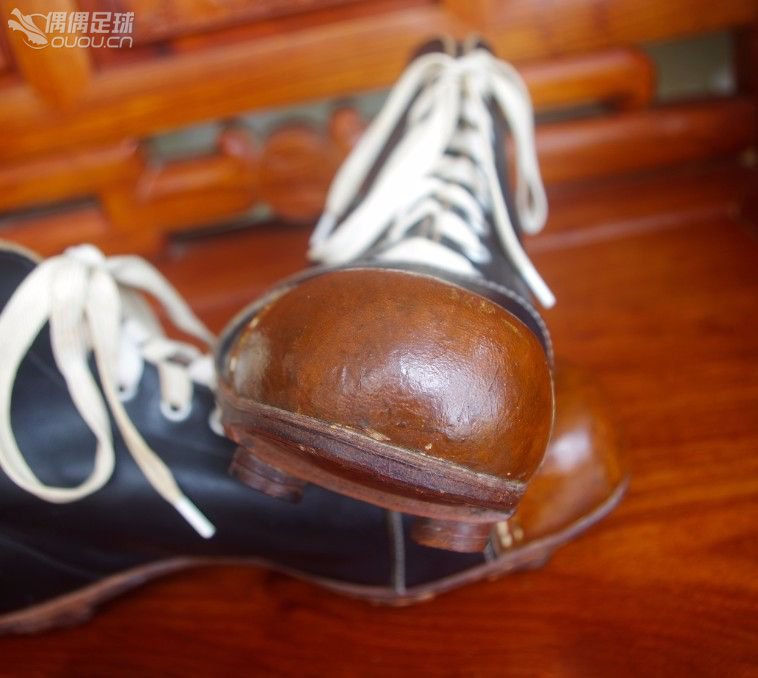 【实拍1930—1950年代6双古董足球鞋】英国、美国、德国、意大利4国顶级古董战靴PK