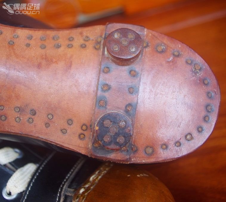 【实拍1930—1950年代6双古董足球鞋】英国、美国、德国、意大利4国顶级古董战靴PK