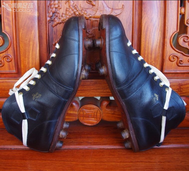 【实拍1930—1950年代6双古董足球鞋】英国、美国、德国、意大利4国顶级古董战靴PK