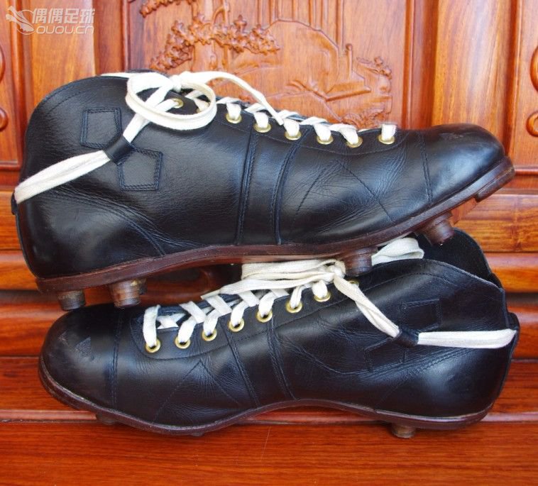 【实拍1930—1950年代6双古董足球鞋】英国、美国、德国、意大利4国顶级古董战靴PK