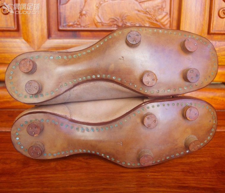 【实拍1930—1950年代6双古董足球鞋】英国、美国、德国、意大利4国顶级古董战靴PK