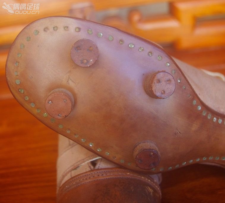 【实拍1930—1950年代6双古董足球鞋】英国、美国、德国、意大利4国顶级古董战靴PK