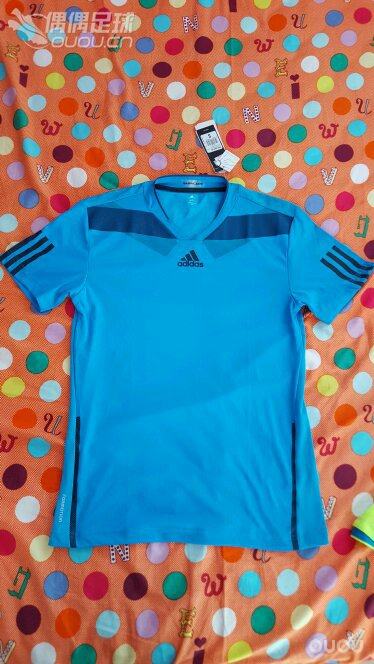 双11的奥特莱斯收获,搞到一套尤文的粉系列,还有一件超级白菜的训练服