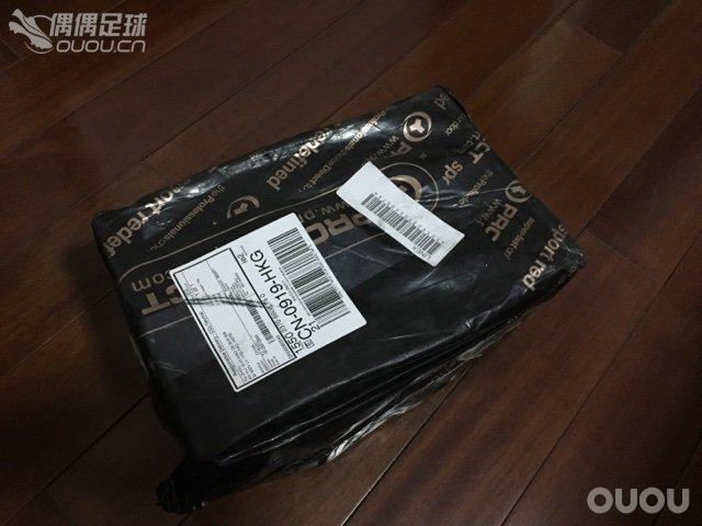 再开一箱,托偶偶吉言,这双ace下午就到了,迫不及待跑到ems点来拿,ace的包裹感还是不错