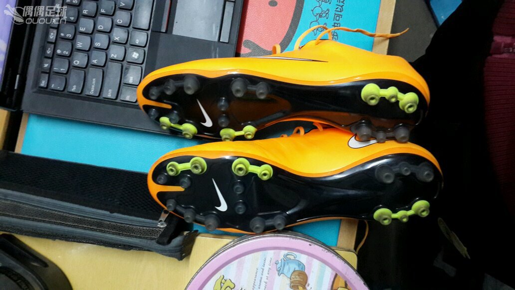 今天实战,这鞋抓地力很强,包裹感很好,射门力量很足,我是那种腿部力量很足的,今天穿这鞋