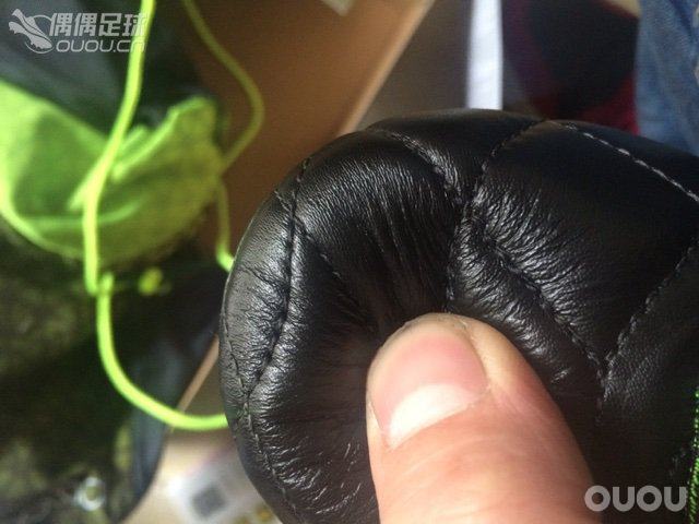 大神帮鉴定。250的脚255的还是感觉紧,大脚指感觉顶。