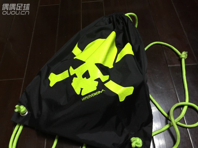 感觉acc的毒蜂比messi15.1控球能力更好,而且觉得鞋身薄的原因貌似还轻一些。新人!!!