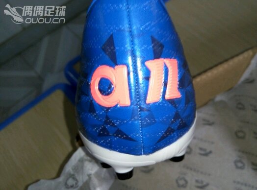 安踏雄狮开箱图!从鞋盒里的鞋钉介绍来看安踏没有做ag的打算。