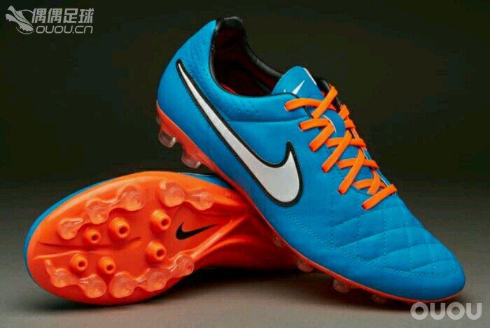 应偶偶群主的要求,作为这个不太资深的足球鞋爱好者(本人多年的足球爱好者,年近三十