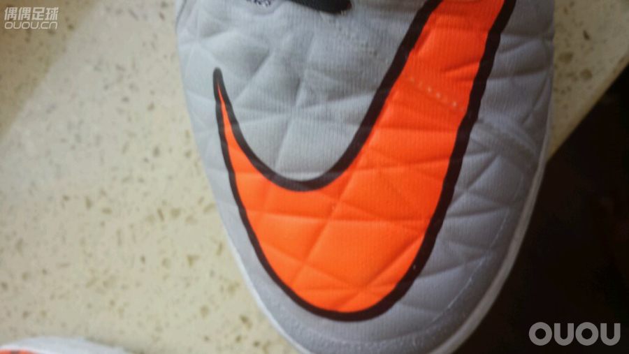 问一下万能的偶偶 为什么我的毒蜂2左脚的纹路比右脚深呢? 跟我惯用脚是左脚有关系吗?