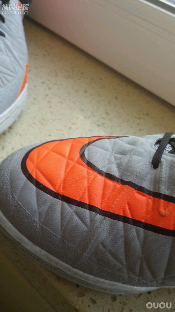 问一下万能的偶偶 为什么我的毒蜂2左脚的纹路比右脚深呢? 跟我惯用脚是左脚有关系吗?