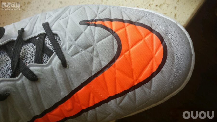 问一下万能的偶偶 为什么我的毒蜂2左脚的纹路比右脚深呢? 跟我惯用脚是左脚有关系吗?