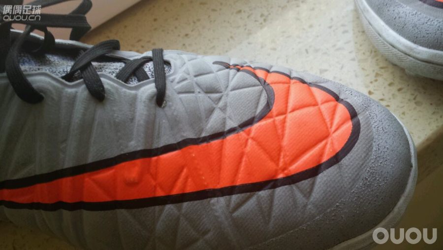 问一下万能的偶偶 为什么我的毒蜂2左脚的纹路比右脚深呢? 跟我惯用脚是左脚有关系吗?