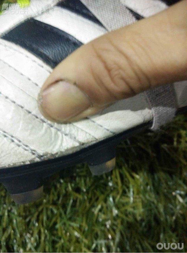 新人小白求问,这种情况正常吗?今天6月购于朋友的实体店,本人脚型自认很正,踢球频率在每月两场到三场