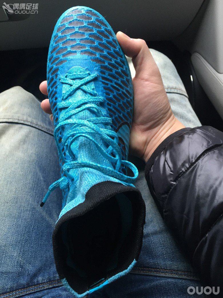 在线等,跪求大神鉴定高帮顶级鬼牌足球鞋。急!!!