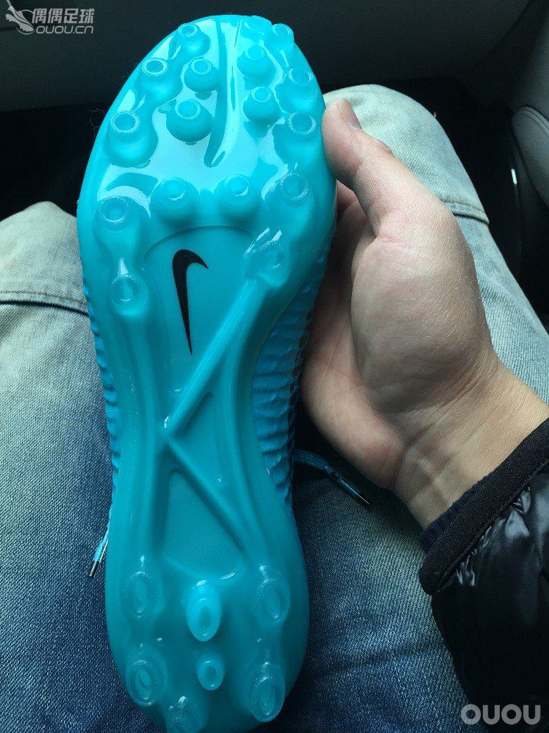 在线等,跪求大神鉴定高帮顶级鬼牌足球鞋。急!!!