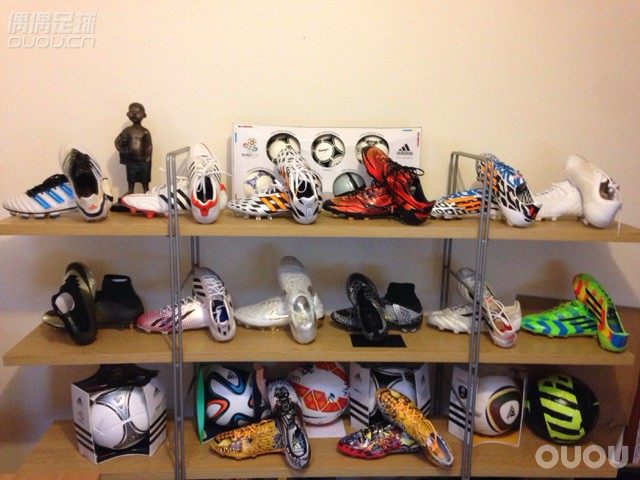 这两年的心血都在这里了!还有两双在来的路上,突然发觉好像已经没地方放了!