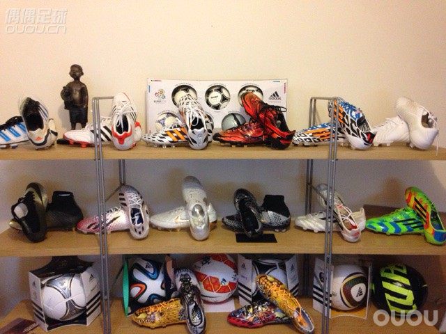 这两年的心血都在这里了!还有两双在来的路上,突然发觉好像已经没地方放了!